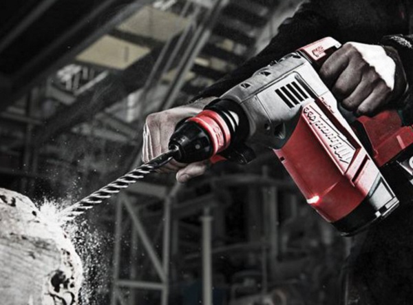 Đục vị trí lắp thiết bị