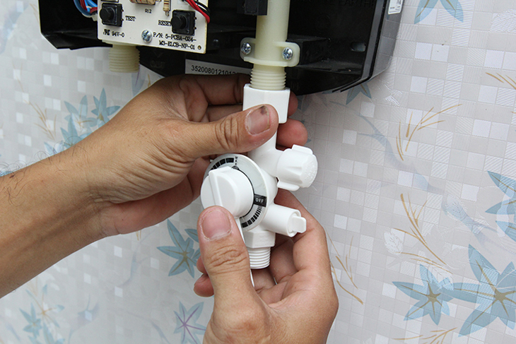 Khoan treo máy nước nóng