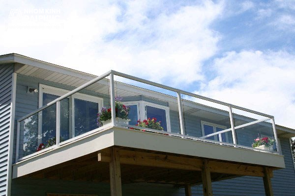 Lắp lan can kính ban công