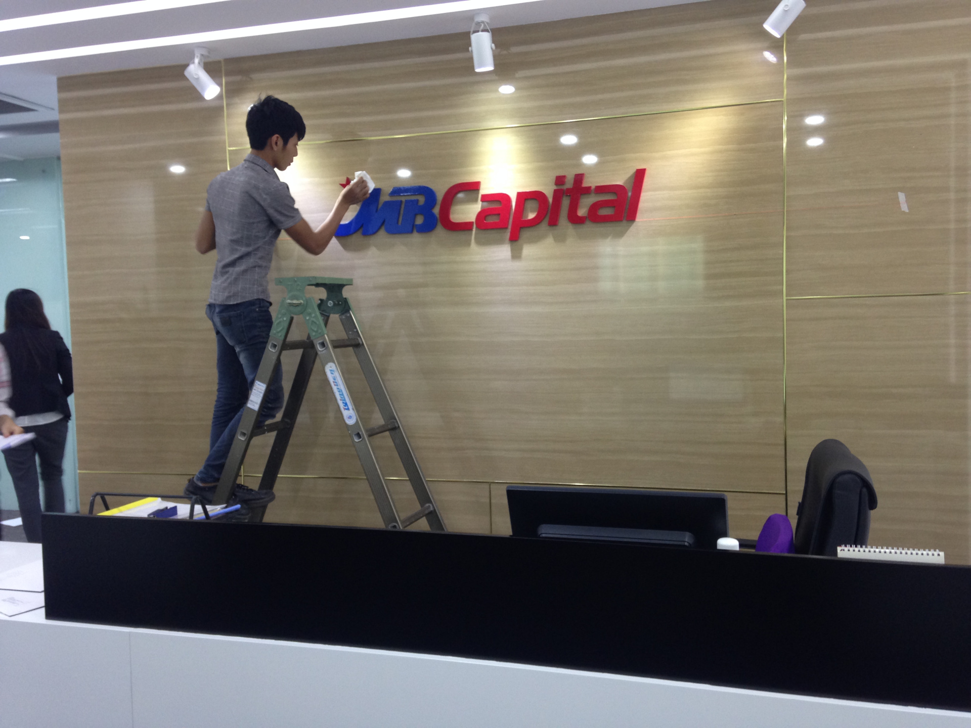 Lắp logo khu lễ tân