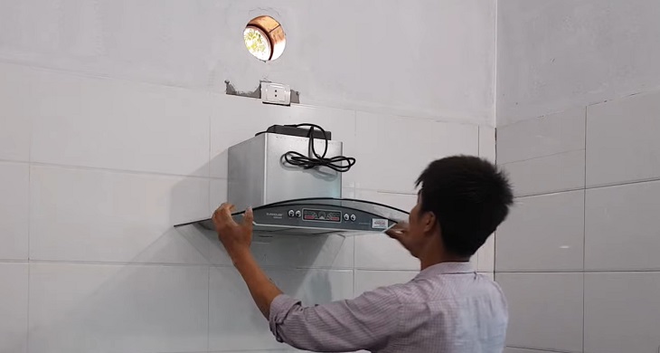 Lắp máy hút mùi nhà bếp