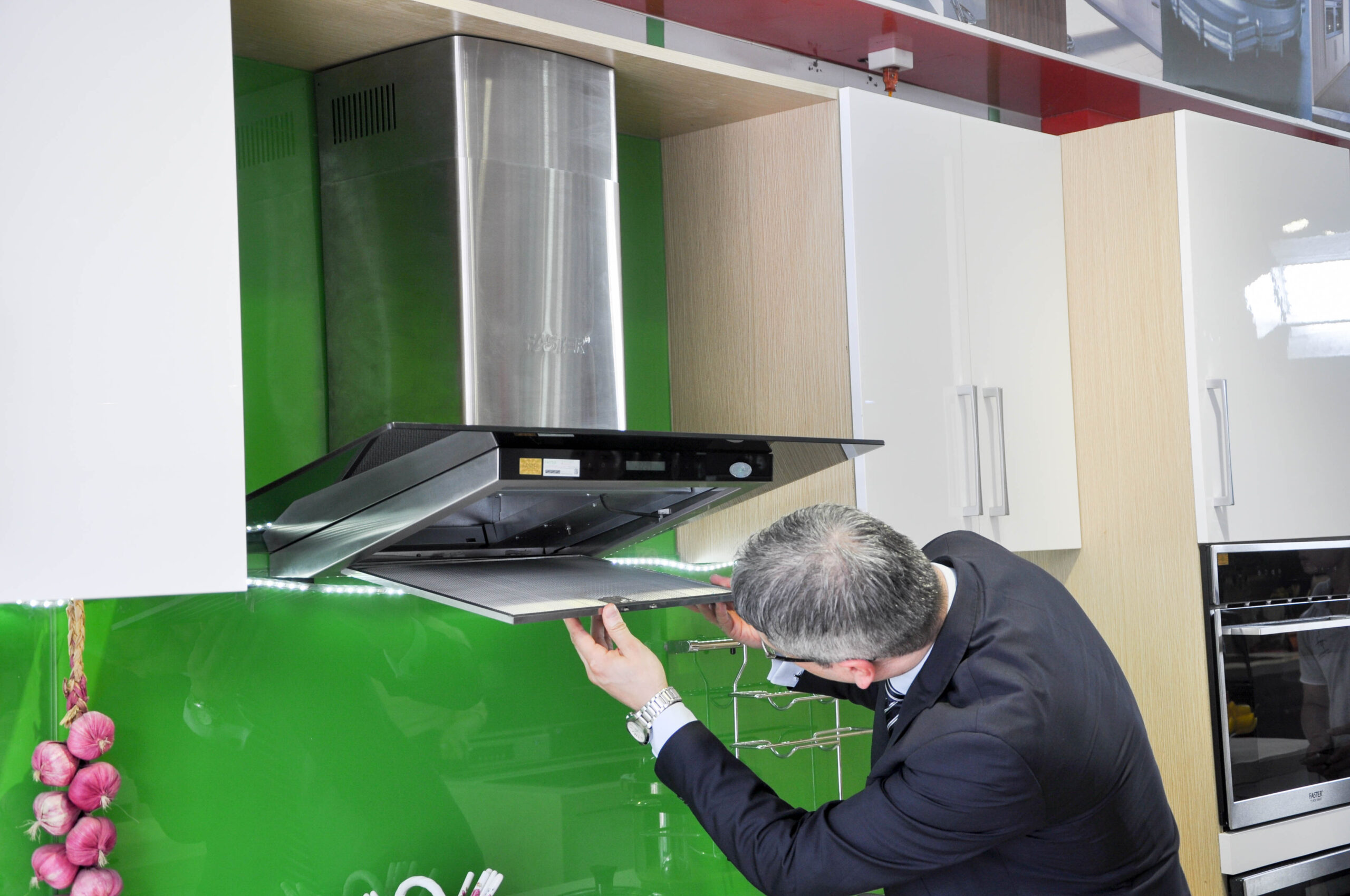 Lắp máy hút mùi nhà bếp căn hộ