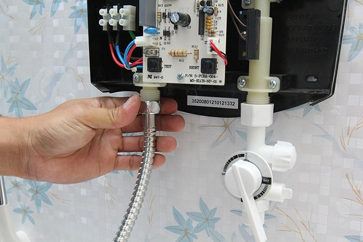 Lắp máy nước nóng căn hộ