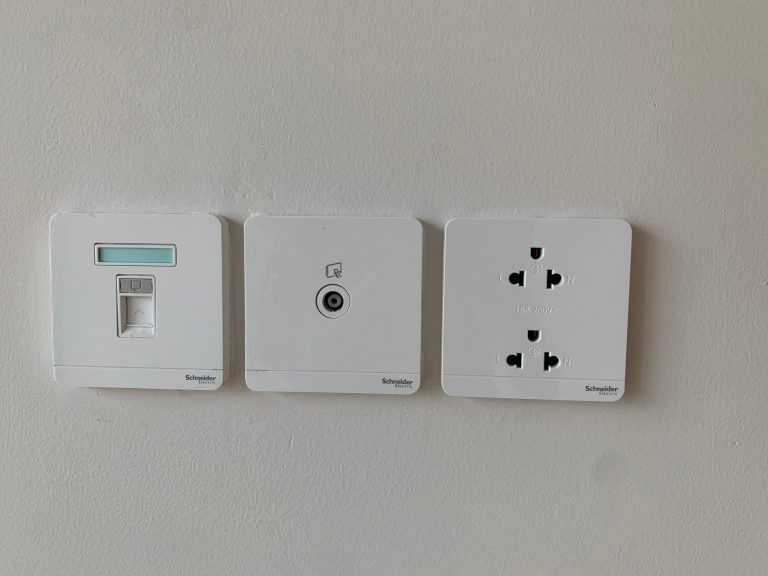 Lắp ổ cắm âm tường căn hộ