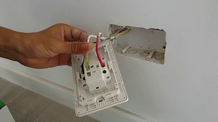 Lắp ổ cắm điện căn hộ