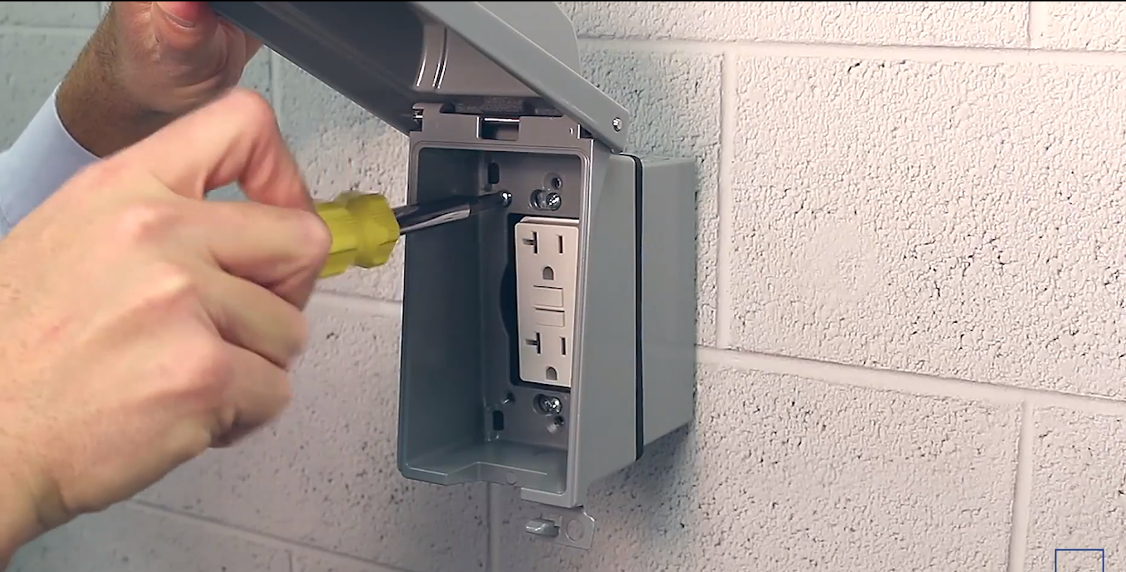 Lắp ổ cắm ngoài trời