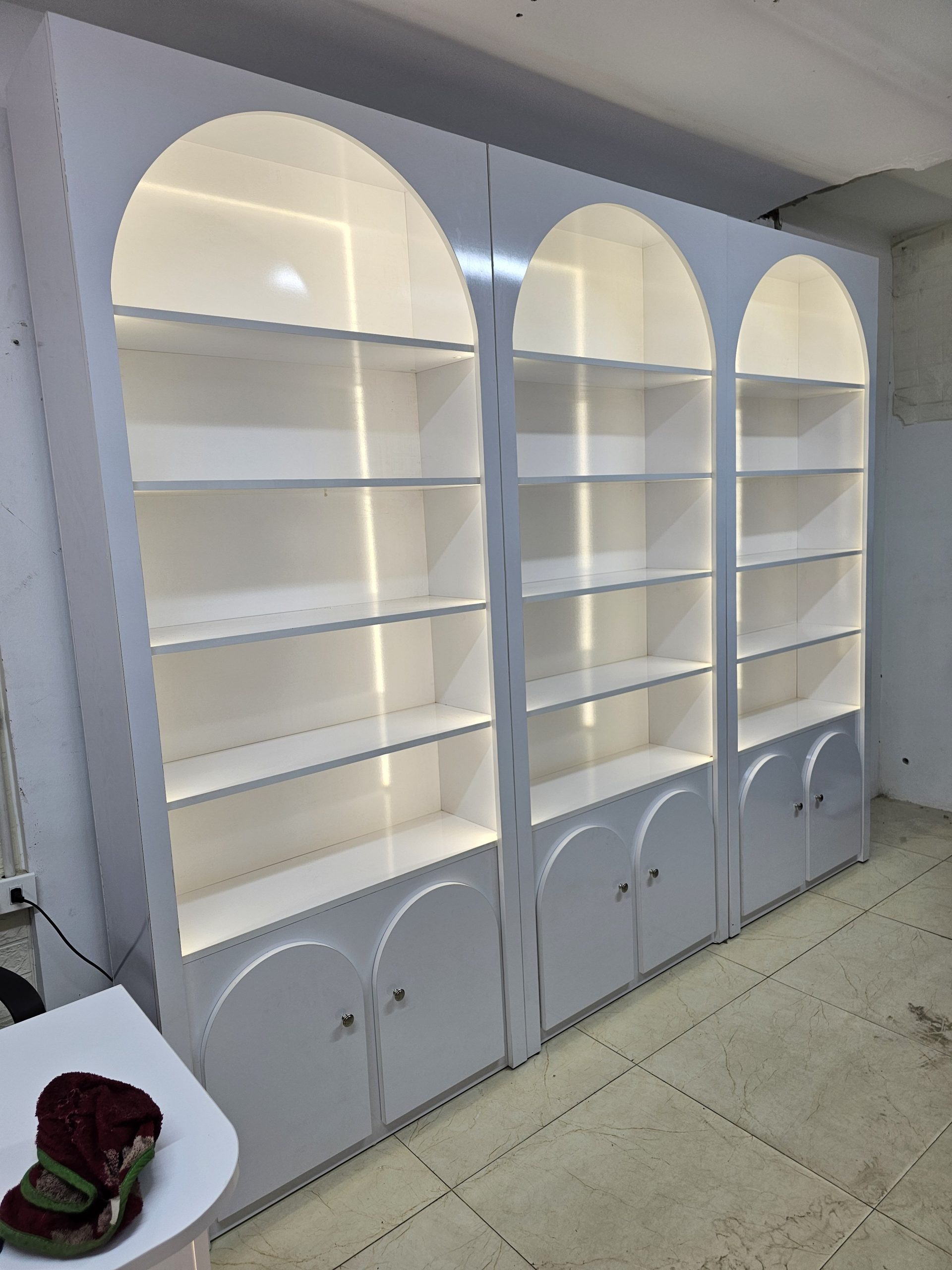 Lắp tủ trưng bày cửa hàng