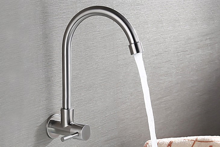 Lắp vòi nước cửa hàng