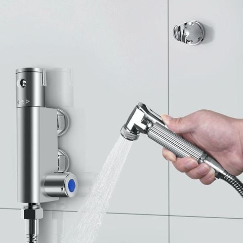 Lắp vòi xịt vệ sinh căn hộ