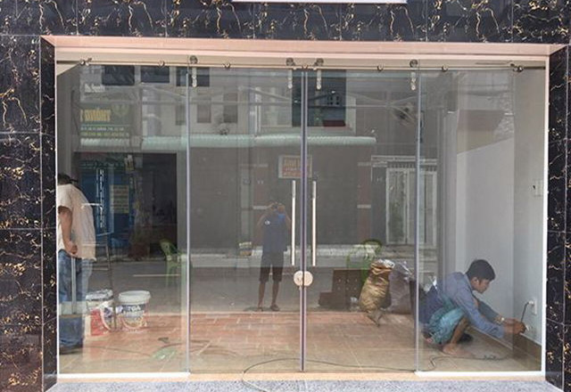 Sửa cửa kính cường lực