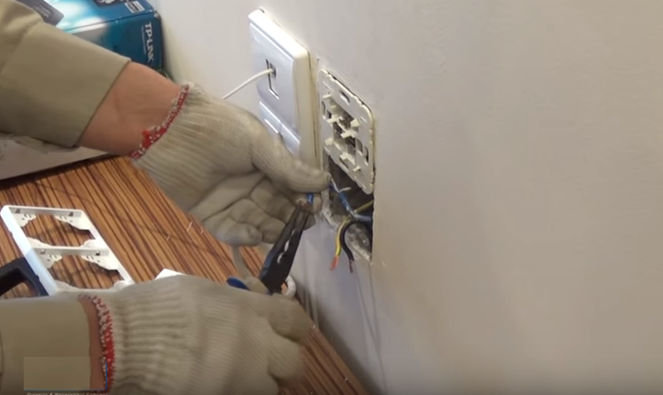 Thay ổ cắm điện căn hộ