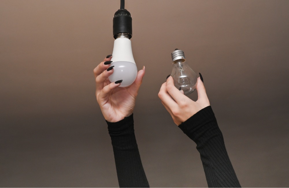 Thay Thế Đèn Cũ, Đèn Hư Hỏng | Lắp Đèn Mới An Toàn