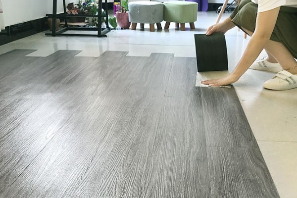 Thi công sàn nhựa văn phòng