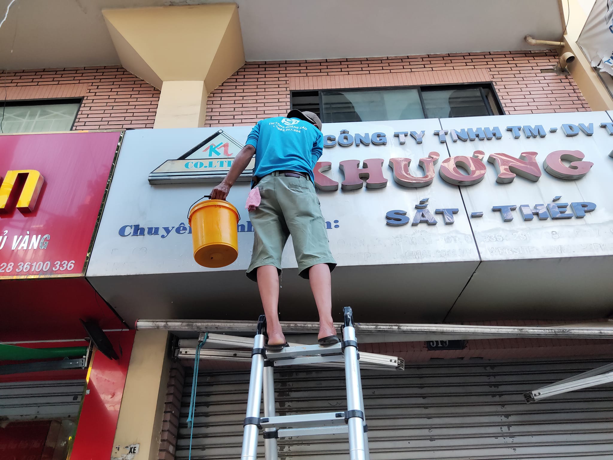 Vệ sinh bảng hiệu quảng cáo