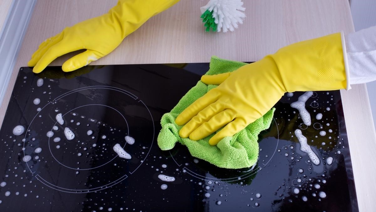 Vệ sinh nhà bếp căn hộ