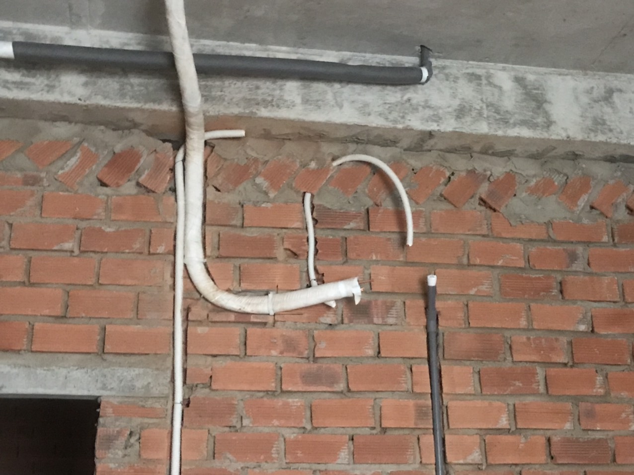 Lắp âm dây điện nguồn và ống nước thải cho máy lạnh treo tường