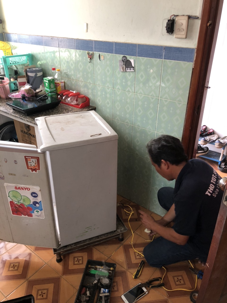 Sửa tủ lạnh không hoạt động do dây điện bị đứt