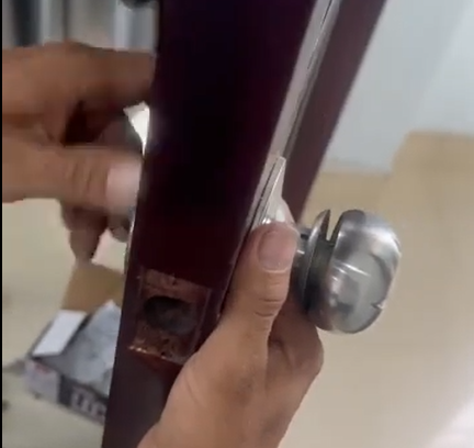 Lắp đặt và thay thế ổ khóa tay nắm tròn cho cửa gỗ