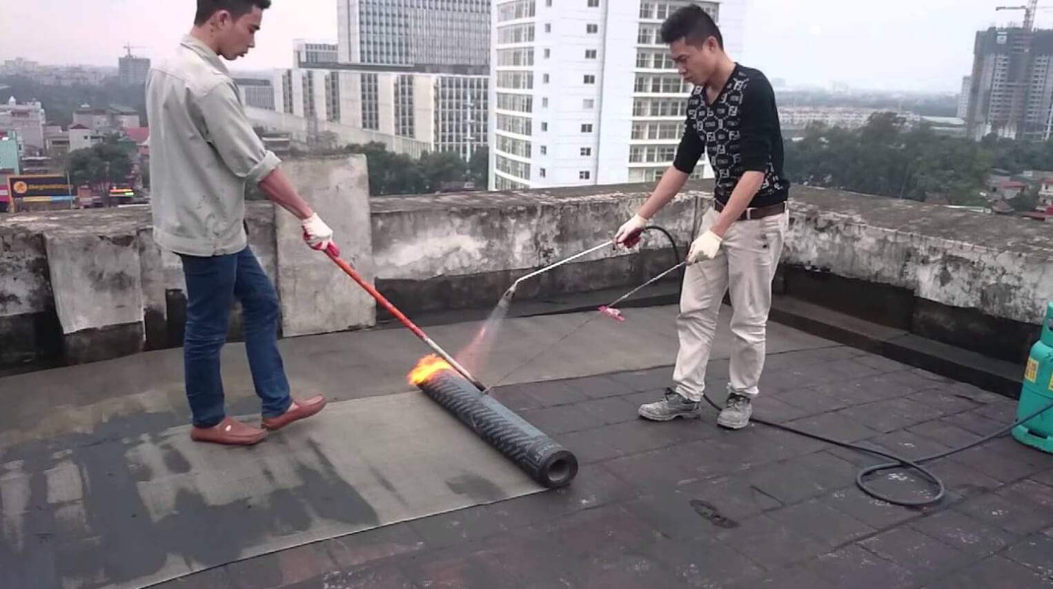 Chống thấm nhà phố bằng màng khò nóng