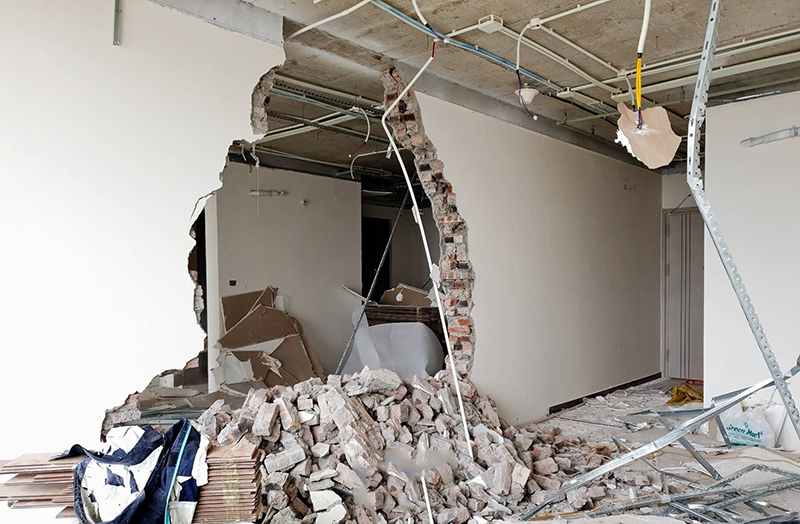 Đập sửa căn hộ chung cư