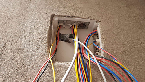 Đi dây điện âm tường