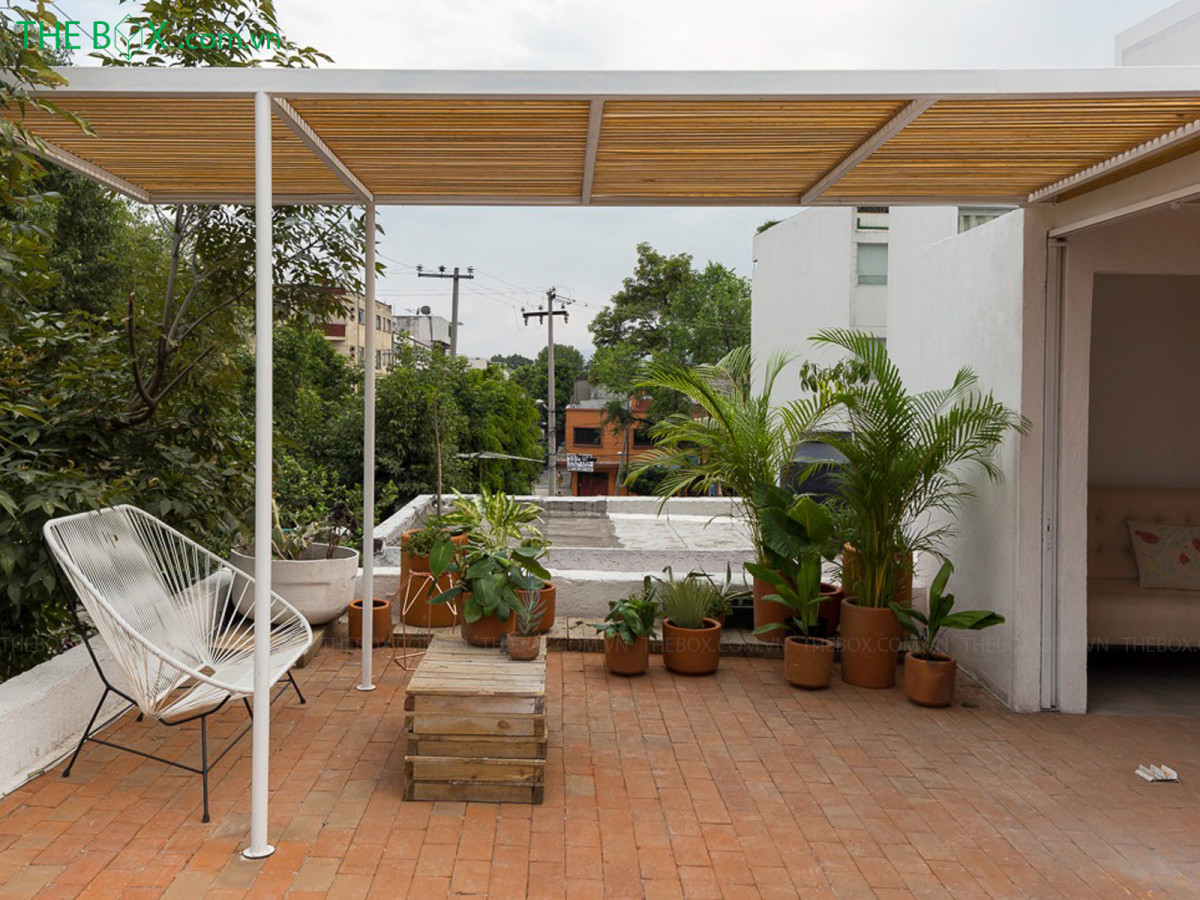 Làm pergola sân thượng