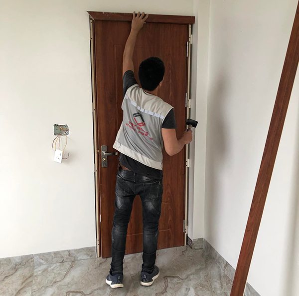 Lắp cửa phòng