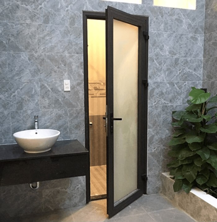 Lắp cửa WC
