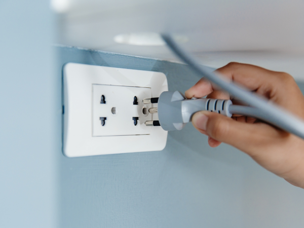 Lắp đặt ổ cắm điện
