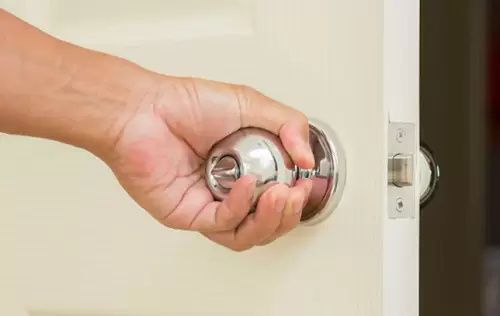 Lắp khóa cửa WC