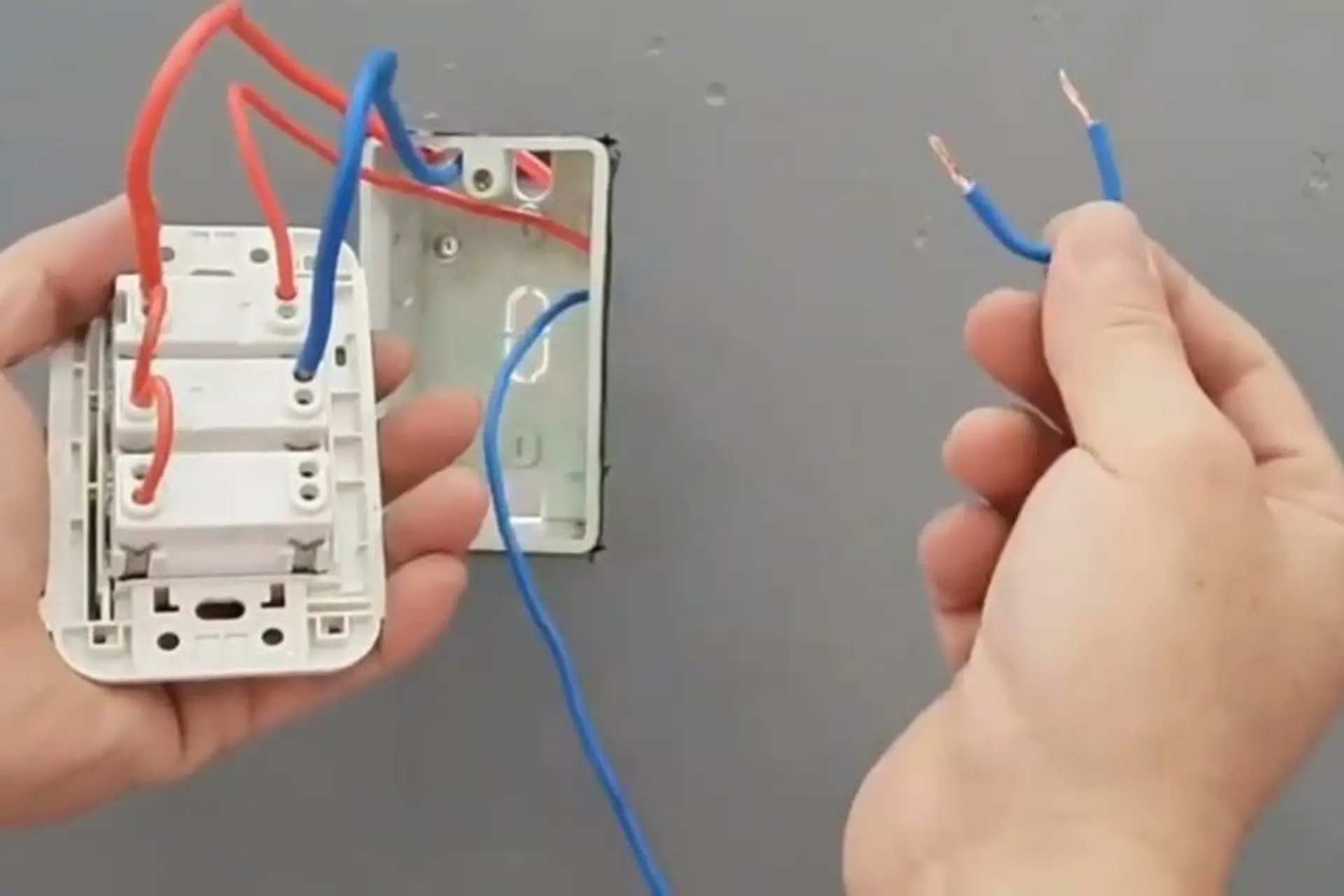 Lắp ổ cắm và công tắc