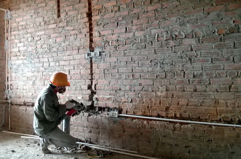 Lắp ống điện âm tường
