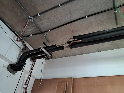 Lắp ống điện nổi bảo vệ dây