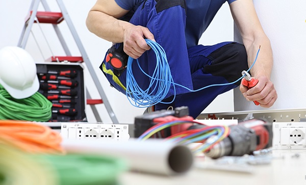 Lắp thiết bị điện cửa hàng