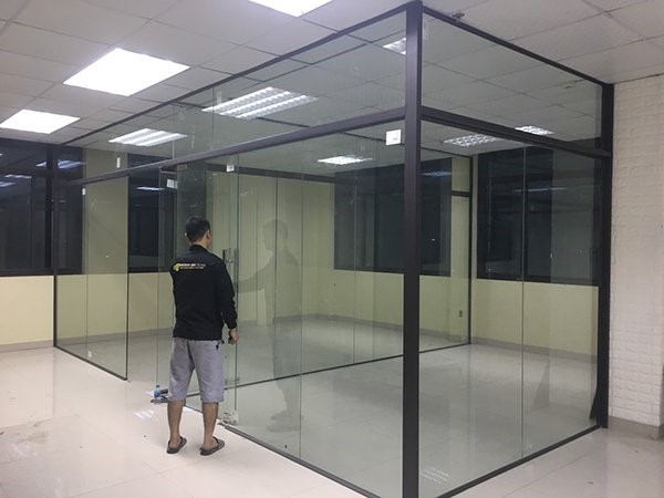 Lắp vách kính