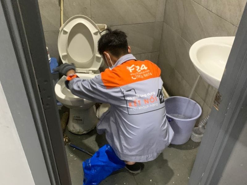 Sửa bồn cầu của nhà vệ sinh