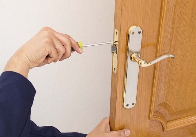 Sửa cửa gỗ bị cong vênh