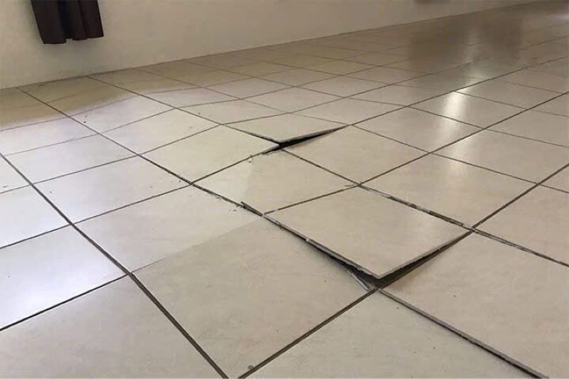 Sửa gạch phòng khách bị bong
