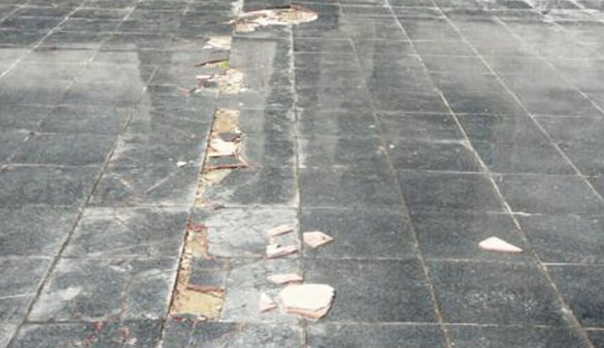 Sửa gạch sân thượng bong