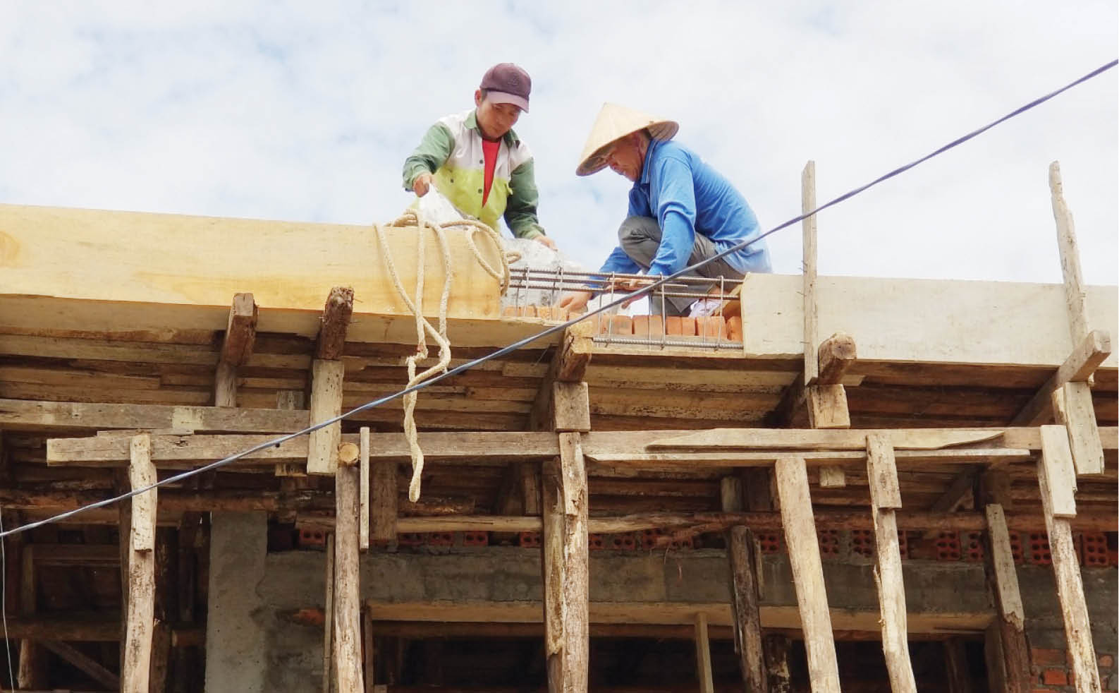 Sửa nhà sau mưa bão