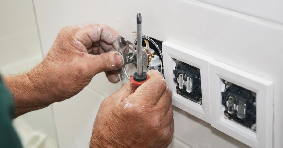 Sửa ổ cắm điện