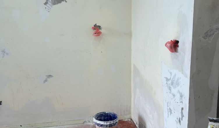 Sửa sơn bong tróc căn hộ