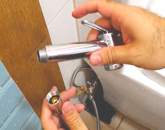 Sửa vòi xịt vệ sinh nhà tắm