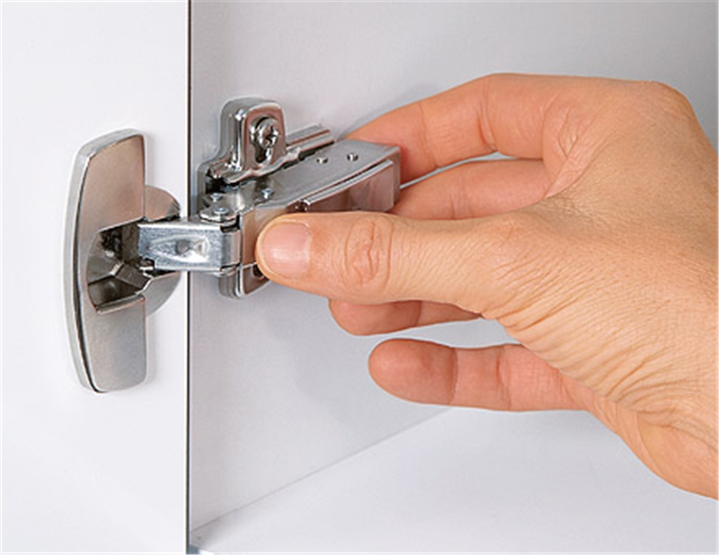 Thay bản lề tủ bếp