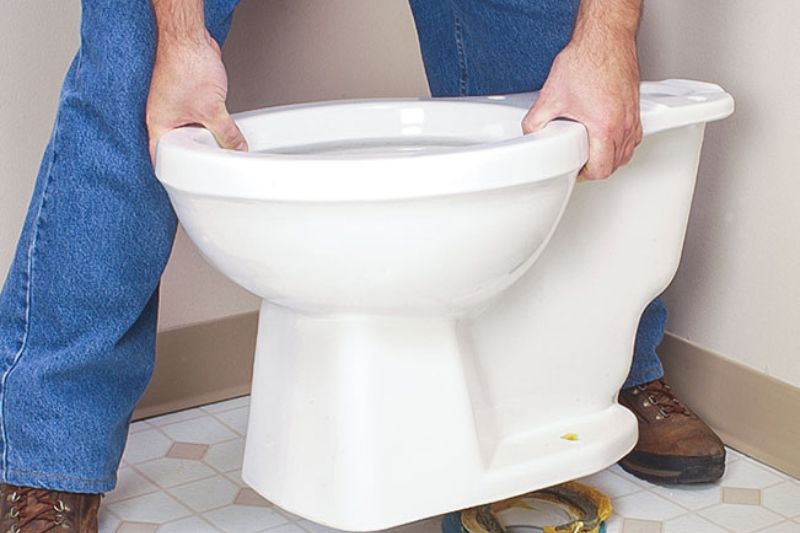 Thay bồn cầu mới nhà vệ sinh