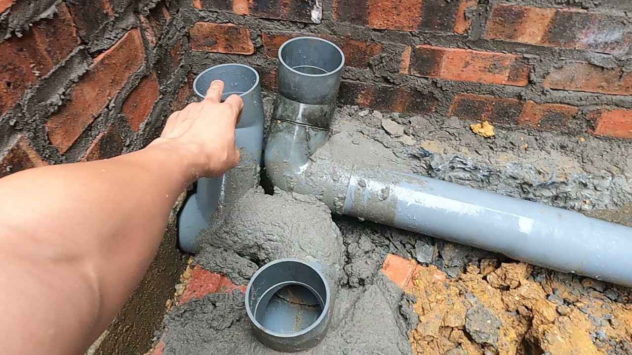 Thay ống nước WC