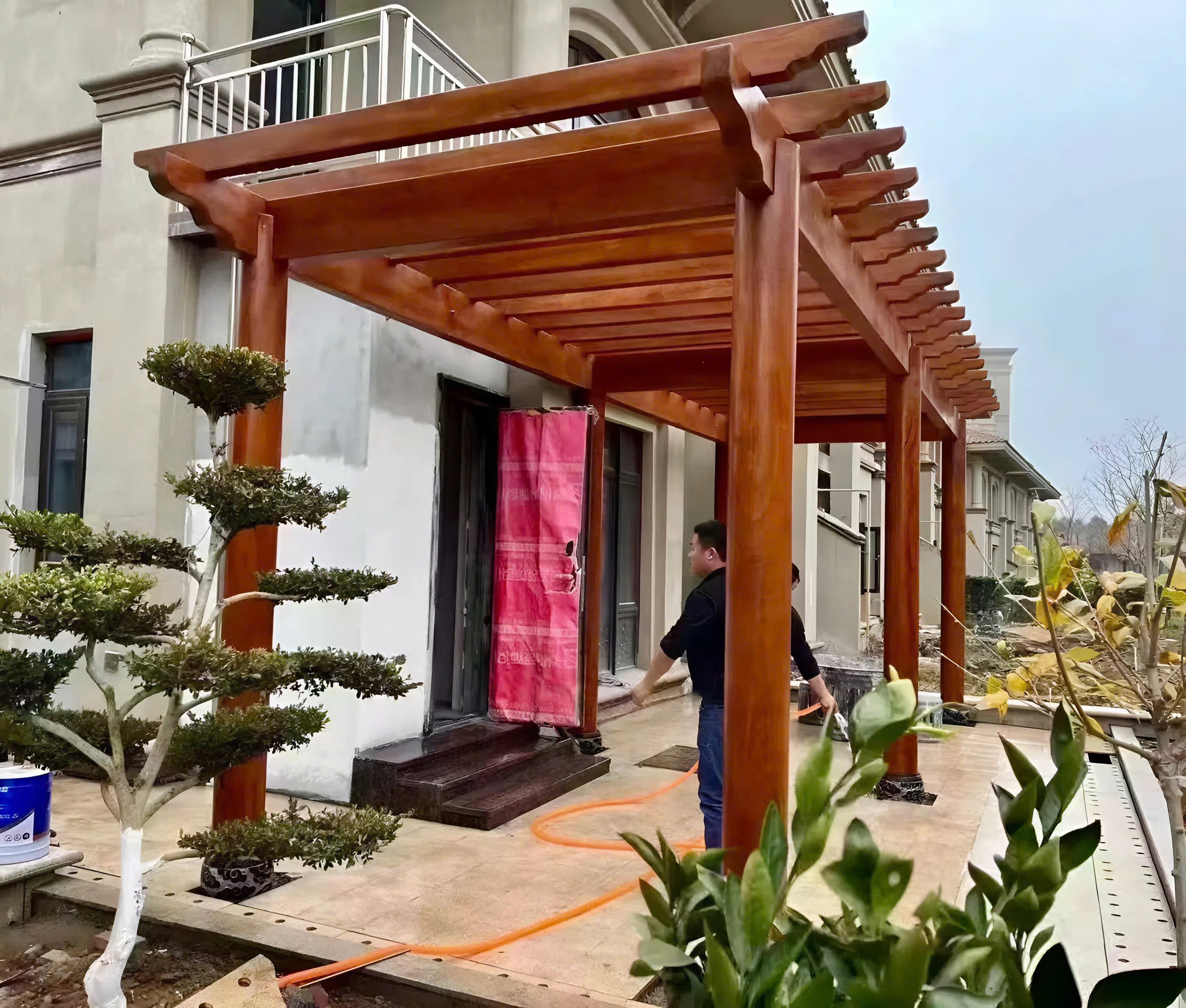 Thi công pergola sân vườn