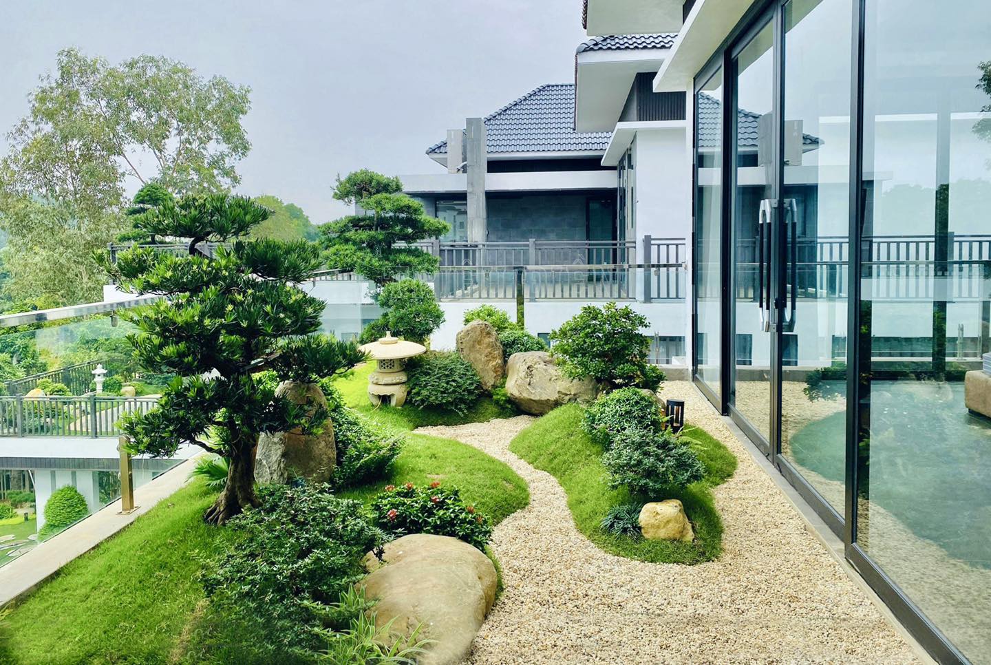 Thi công sân thượng biệt thự cao cấp