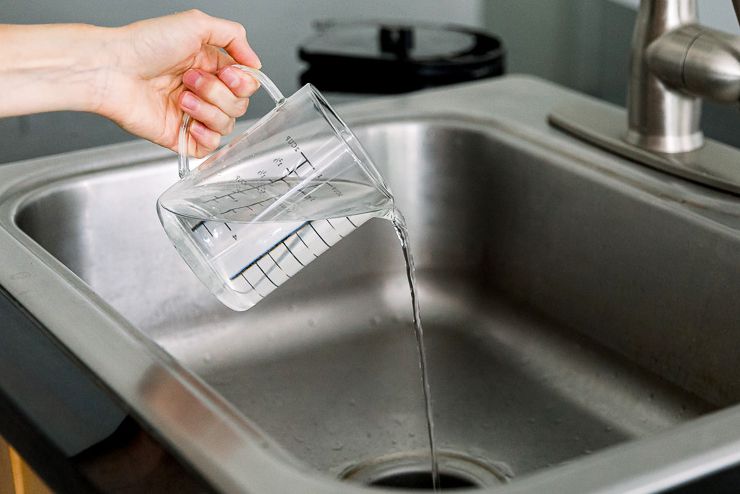 Thông tắc ống thoát nước bếp