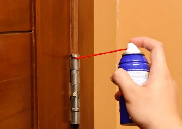 Tra dầu bản lề cửa